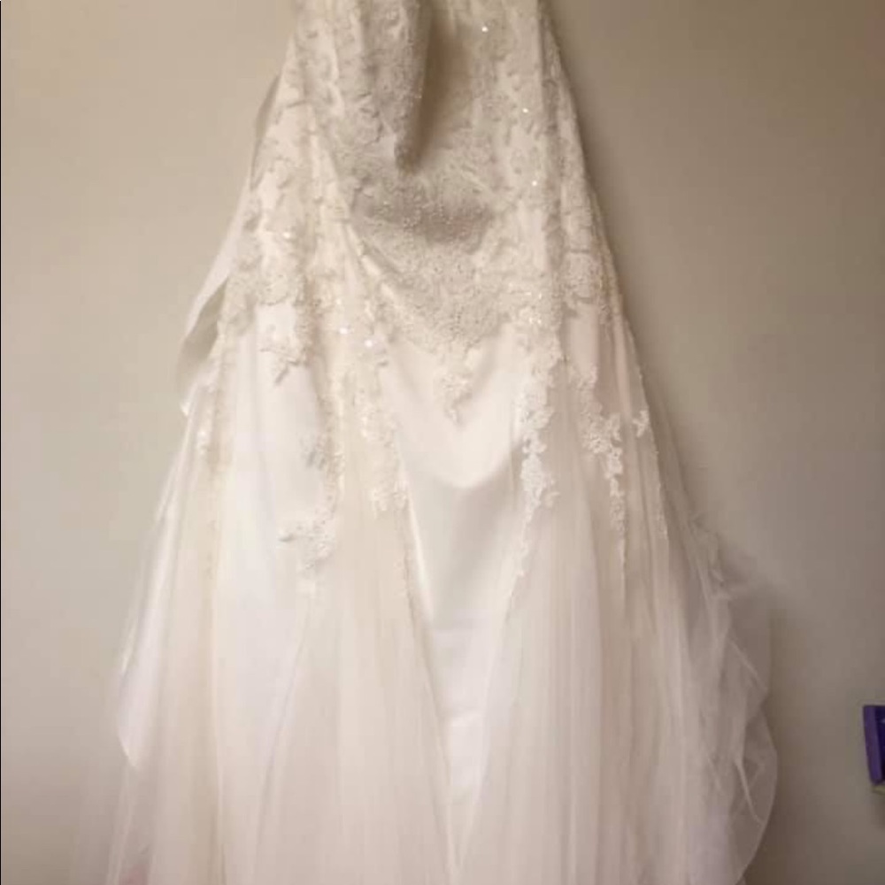 Wedding dress. - Picture 1 of 2